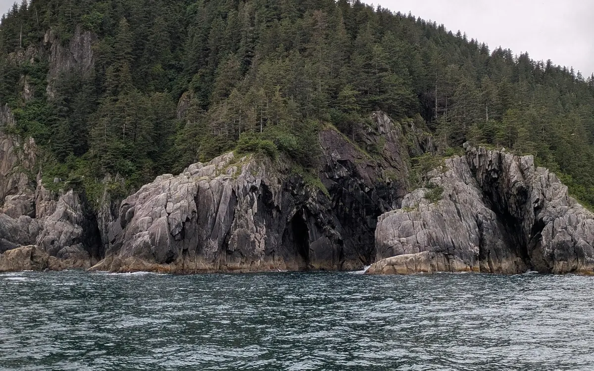 Ein Hochgeschwindigkeits-Katamaran verlässt den Hafen von Seward durch die Resurrection Bay in Richtung Kenai Fjords National Park, Alaska