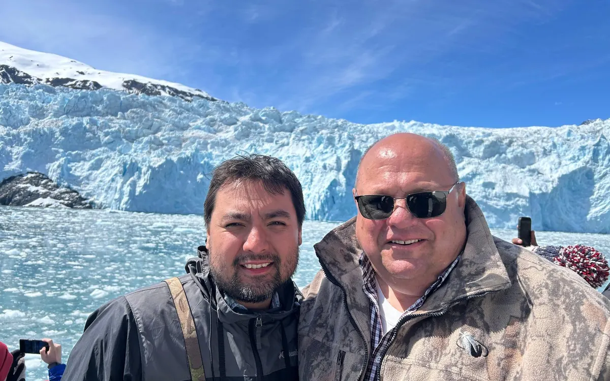 Berge über den Fjorden, gespeist vom Harding Icefield