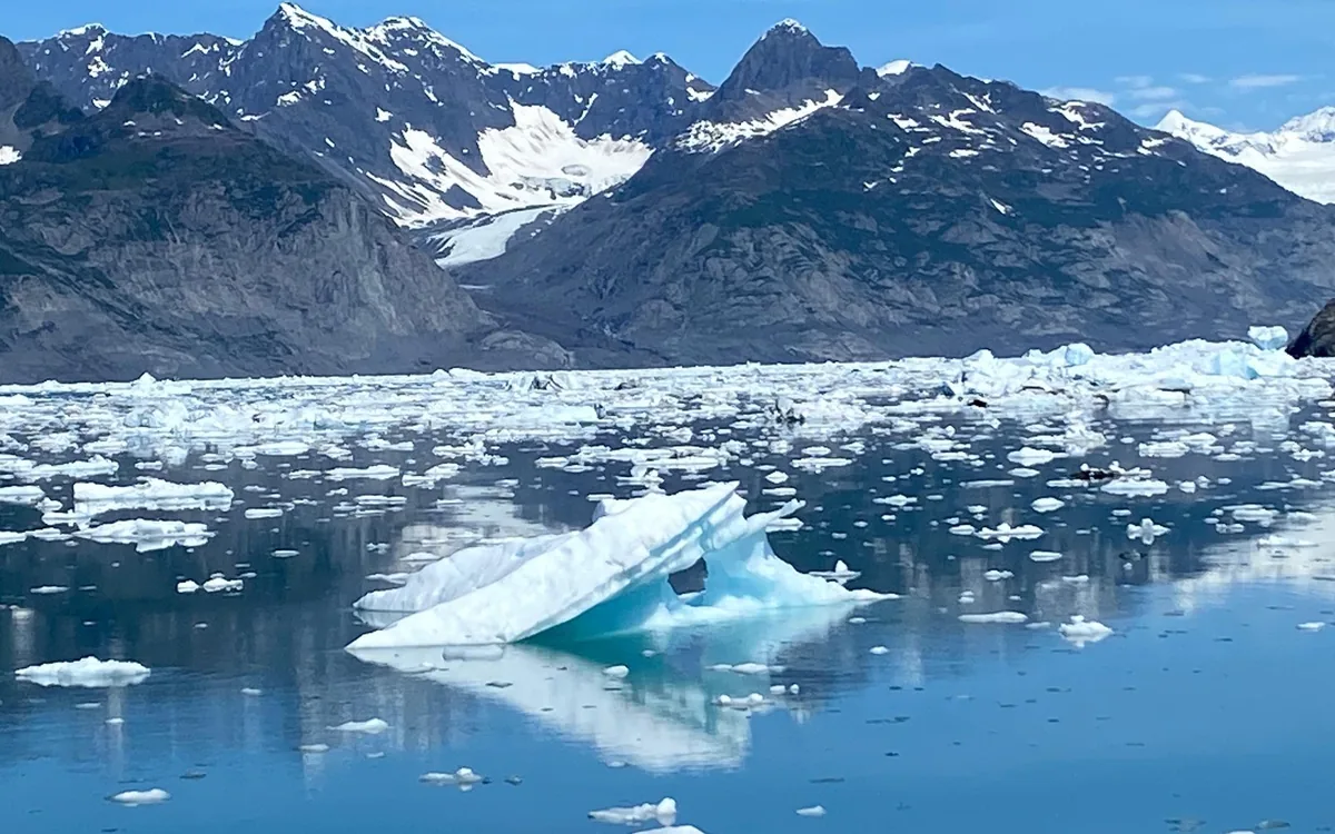 Die Stirnseite eines Gezeitengletschers im Kenai Fjords National Park, vom Wasser aus gesehen