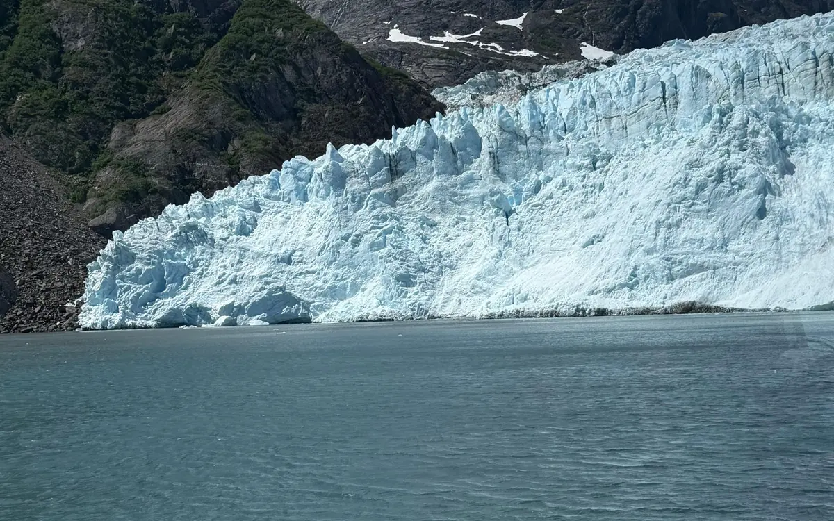 Ein Ausflugsboot unterhalb eines Gezeitengletschers im Kenai Fjords National Park